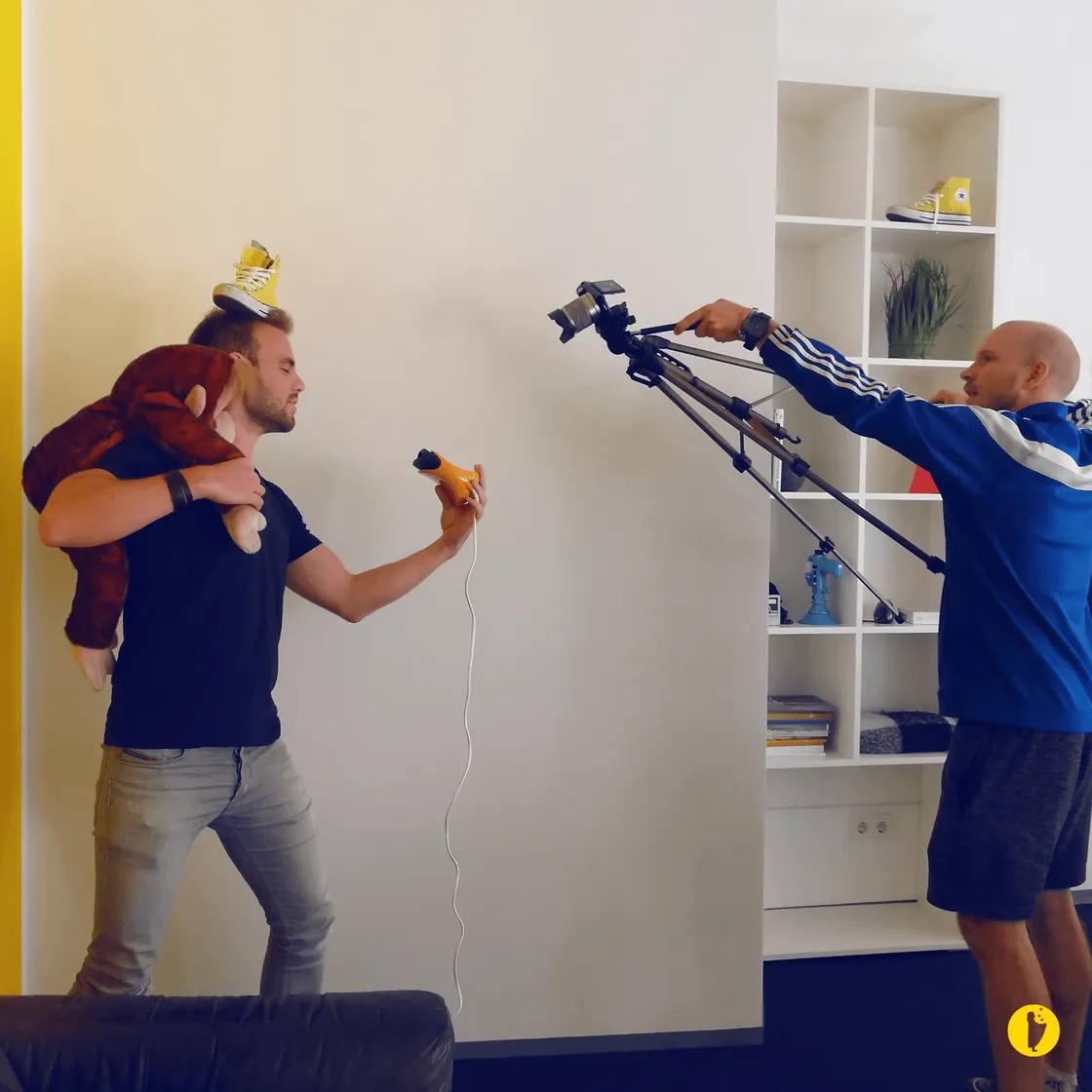 Dreh am Set: Mann mit Kind auf Schultern, Bananentelefon, Kameramann