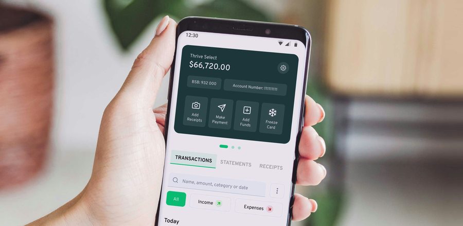 Hand hält Smartphone mit App, in der Belege und Fotos hochgeladen werden
