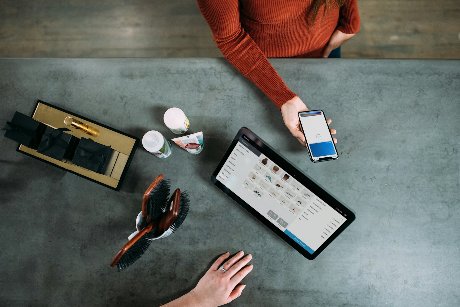 Smartphone und Tablet auf einem Tisch