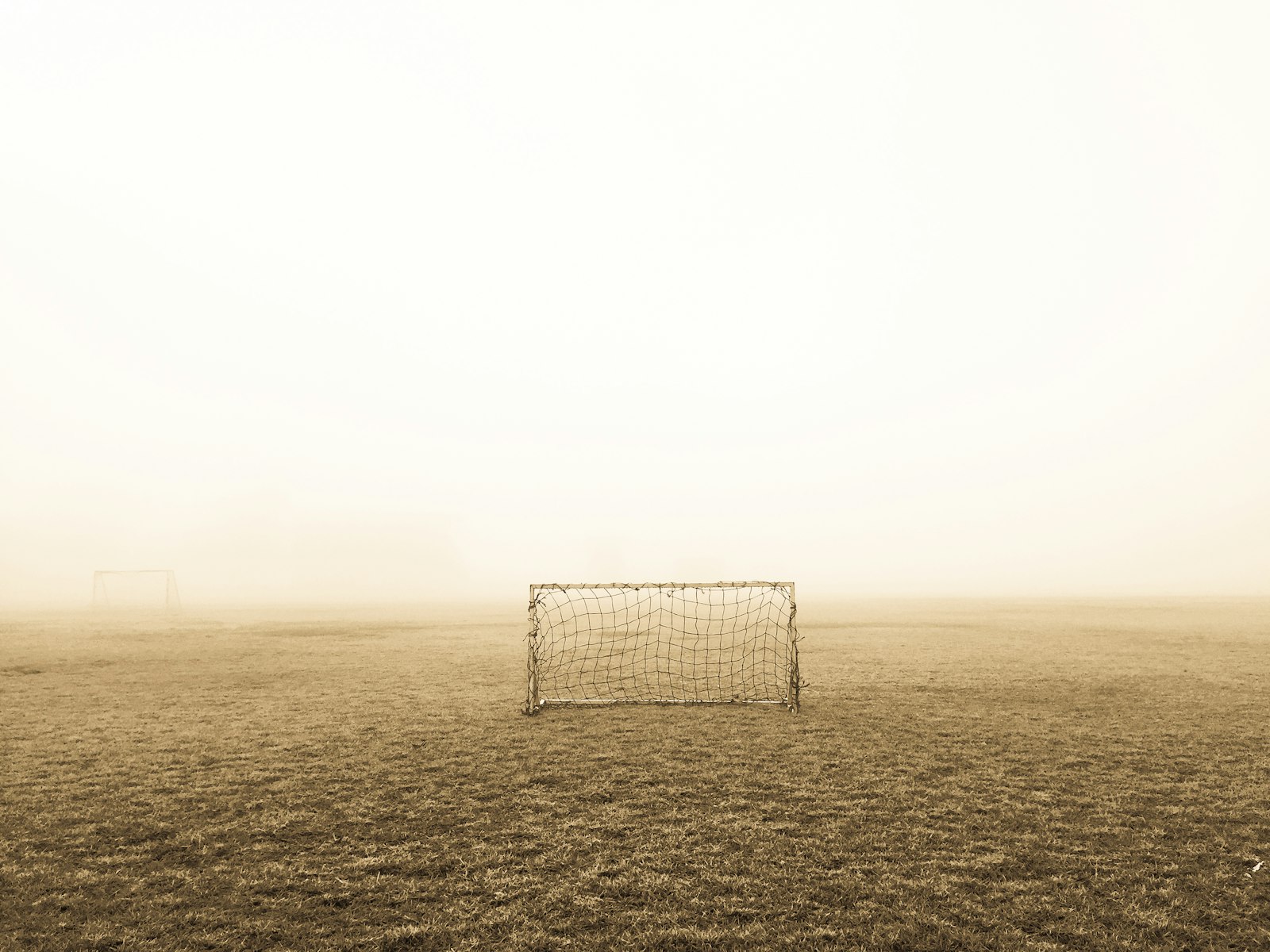 Fußballtor auf einem Feld im Nebel