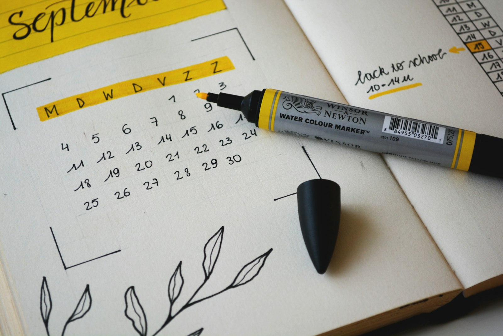 Kalender und Marker auf einem Schreibtisch