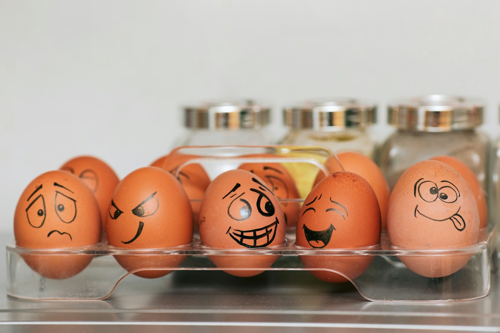 Eier mit gemalten, unzufriedenen Gesichtern