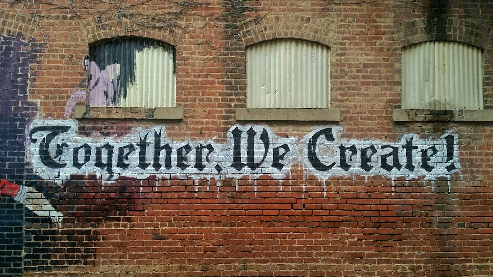 Wandgraffiti mit dem Schriftzug „Together, We Create“