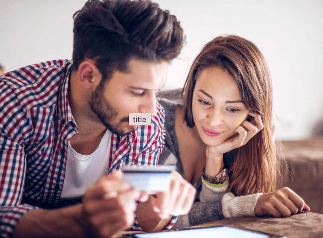 Paar beim Online-Einkauf zu Hause mit Kreditkarte