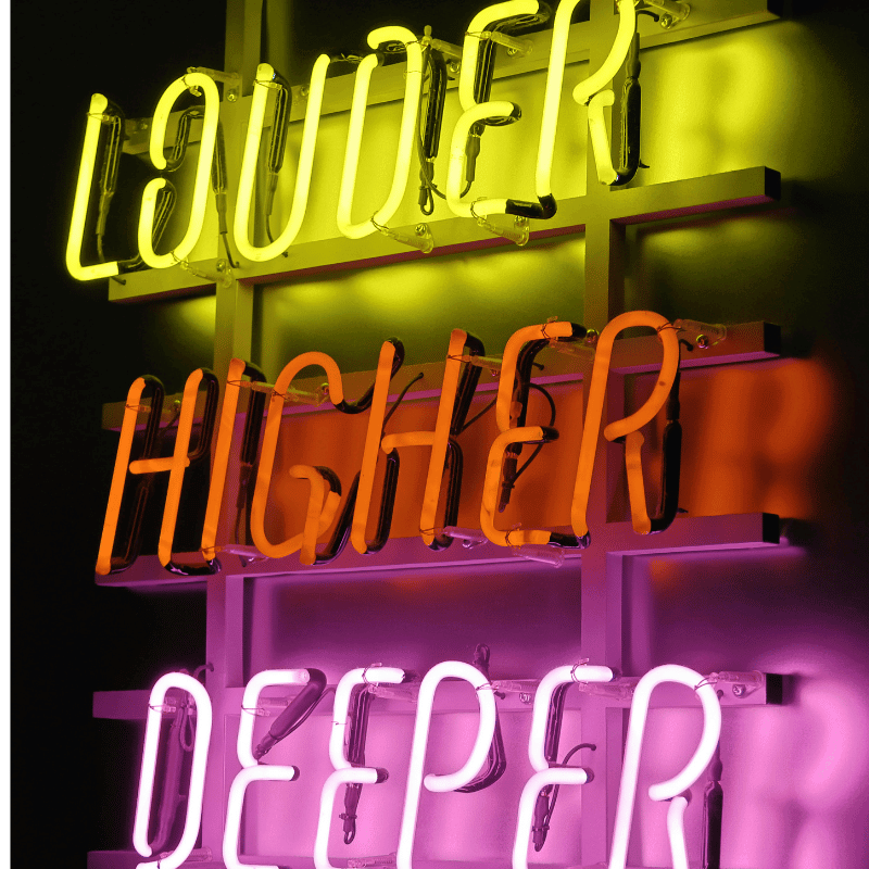 Neon-Schriftzug louder higher deeper