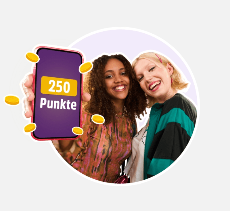 Zwei lachende Personen zeigen ein Smartphone mit 250 Punkten