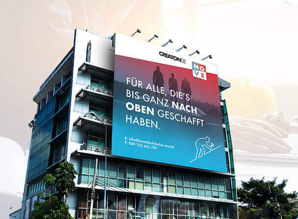 Mehrstöckiges Gebäude mit großer blauer Fassadenwerbung