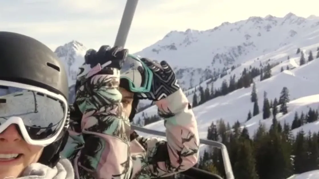 Zwei Teammitglieder mit Skibrillen im Sessellift