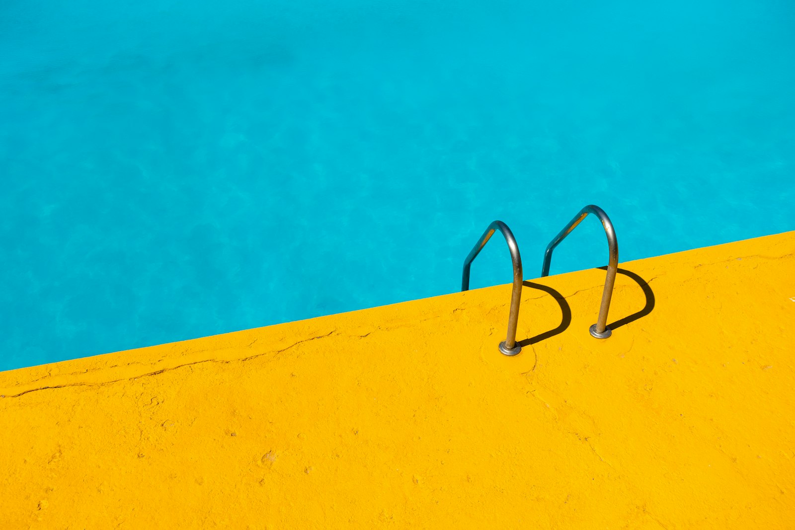 Leiter am gelben Rand eines Schwimmbeckens