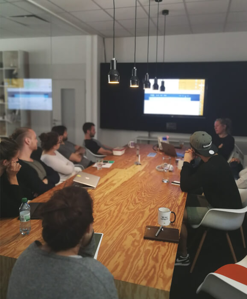 Kreativer Workshop mit Teilnehmenden am Tisch