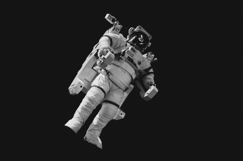 Schwereloser Astronaut im Weltraum