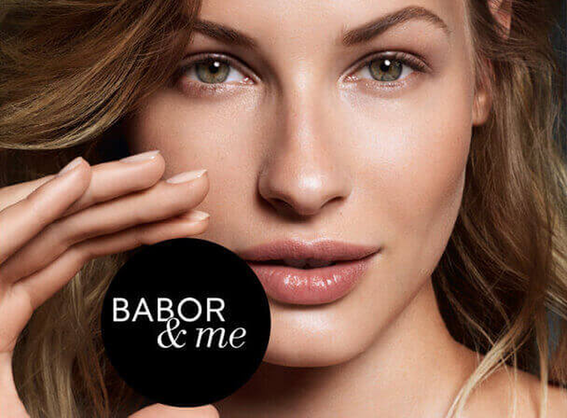 BABOR & me: Frauenporträt mit dem Logo des Kundenclubs