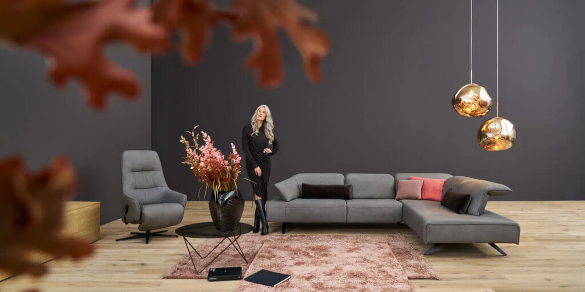 Modernes Wohnzimmer mit grauem Ecksofa von himolla