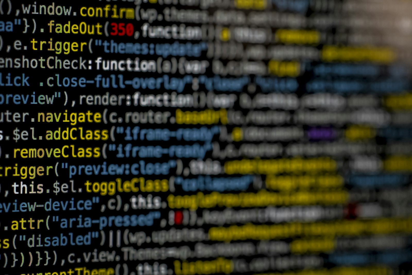 Farbiger Programmcode auf einem Bildschirm