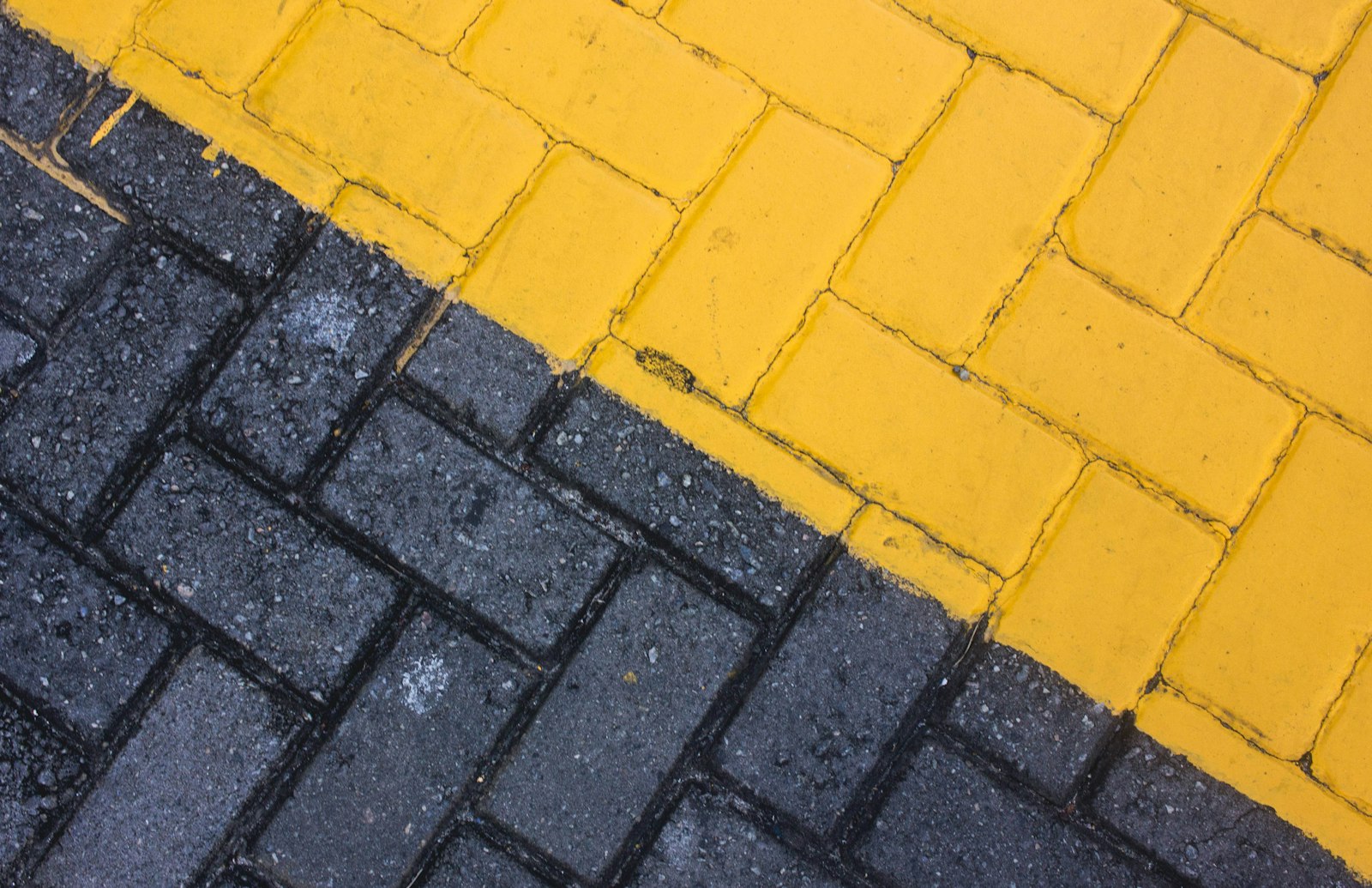 Gelb und grau gepflasterter Boden