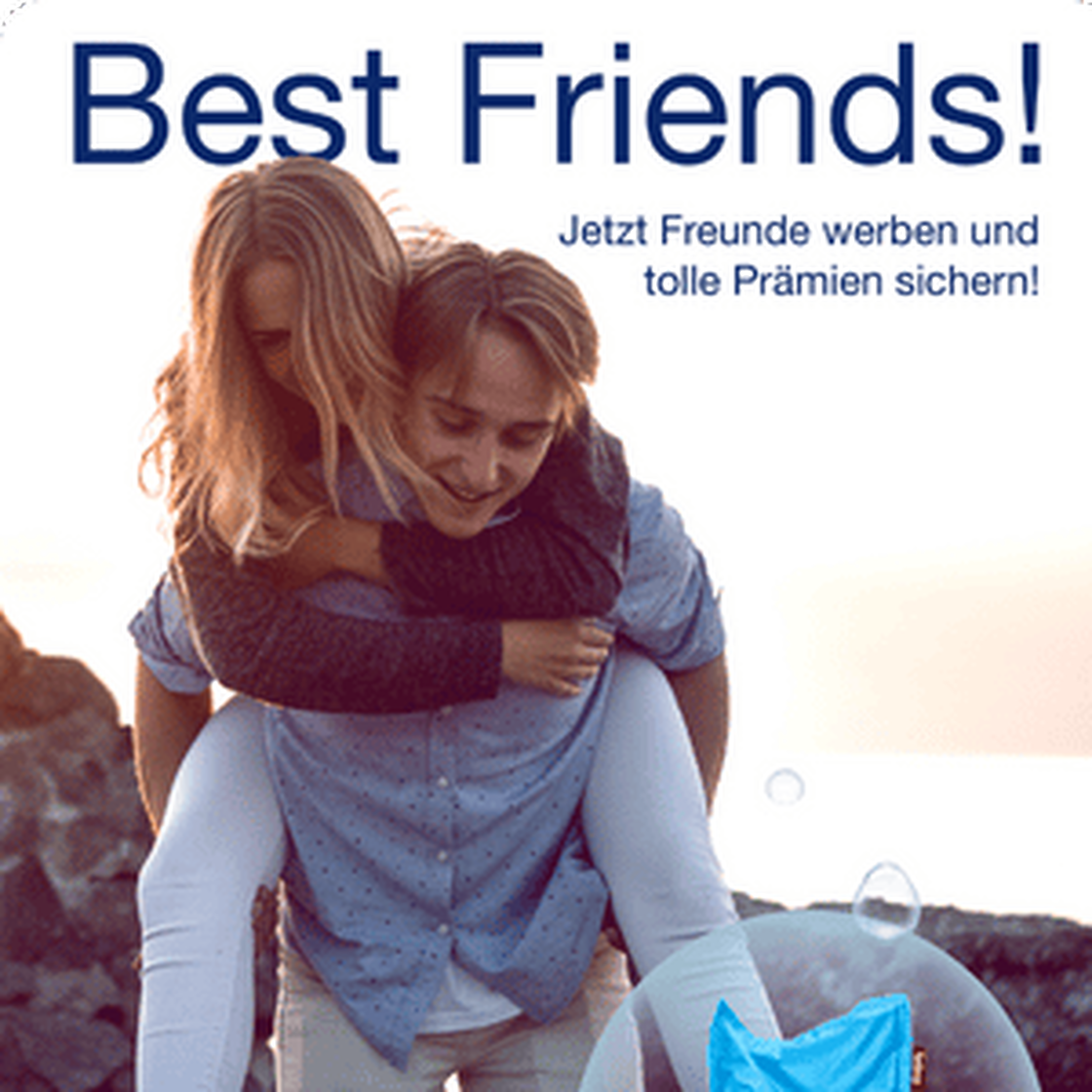Beste Freunde am Strand: lachendes Paar, Freunde werben und Prämien sichern
