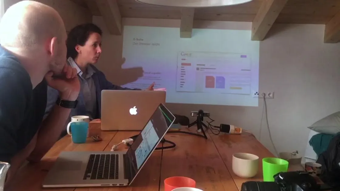 Workshop in der Hütte mit Präsentation und Laptops