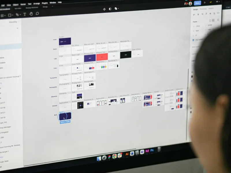 Monitor mit UI-Design-Artboards und Designer im Profil