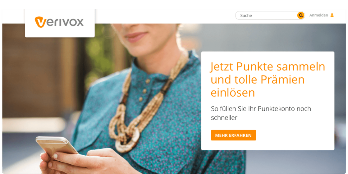 Ein Bild, das das Konzept von Loyalität symbolisiert, mit verschiedenen Menschen, die sich gegenseitig unterstützen
