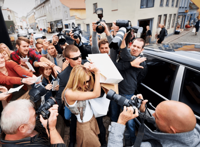 Prominente vor einer Paparazzi-Menge