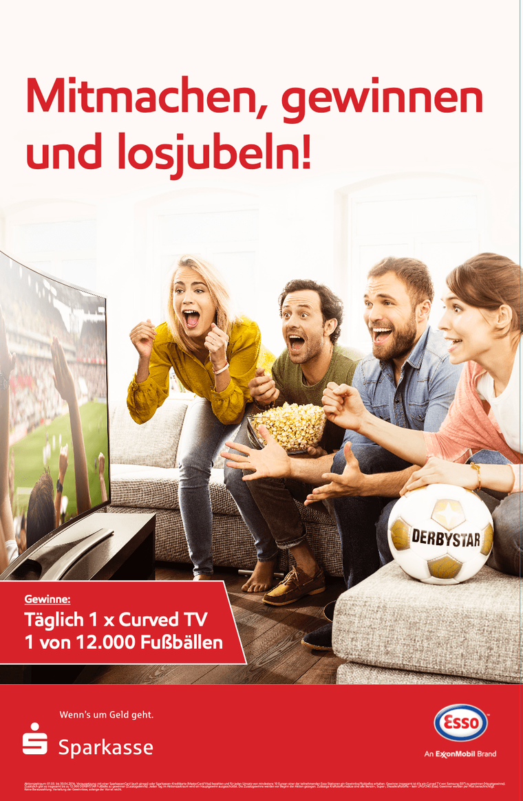 Freunde jubeln beim Fußballschauen