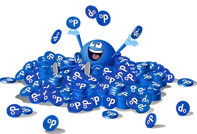 Jubelndes blaues Maskottchen auf Haufen blauer Tokens