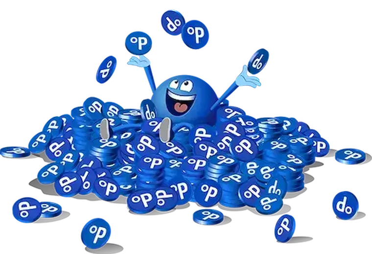 Jubelndes blaues Maskottchen auf Haufen blauer Tokens