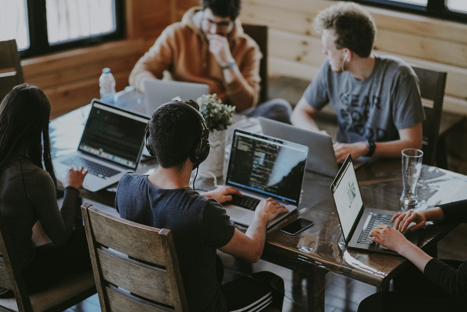 Team wertet gemeinsam Daten am Laptop aus