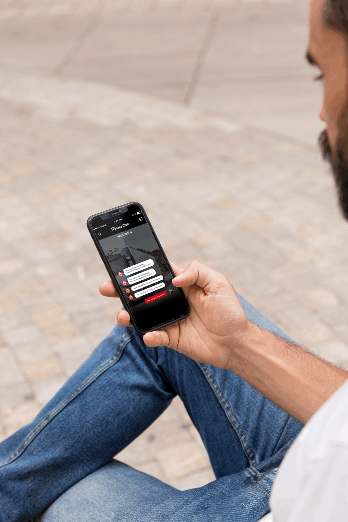 Fahrer sitzt an einem Tisch und füllt ein Registrierungsformular aus