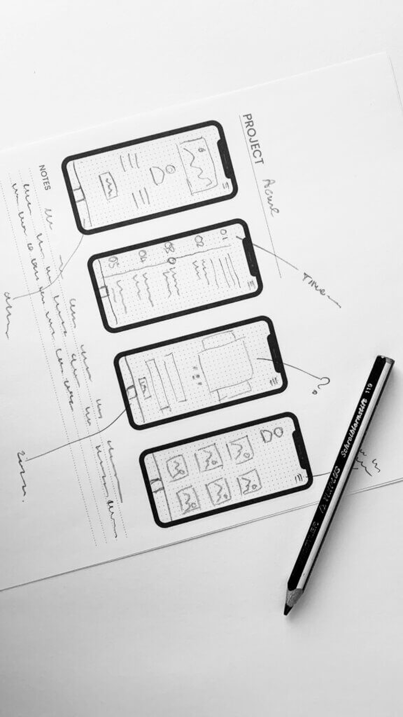 Mobile-App-Wireframe-Skizzen mit Notizen und Stift