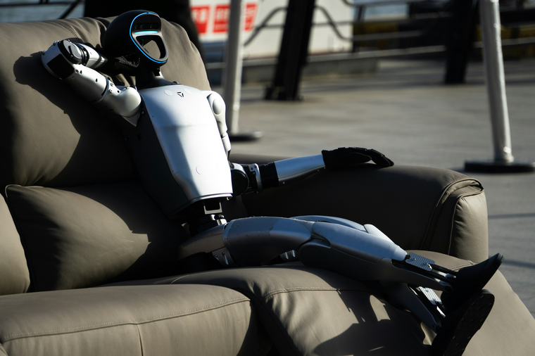 Humanoider Roboter entspannt auf einem Sofa