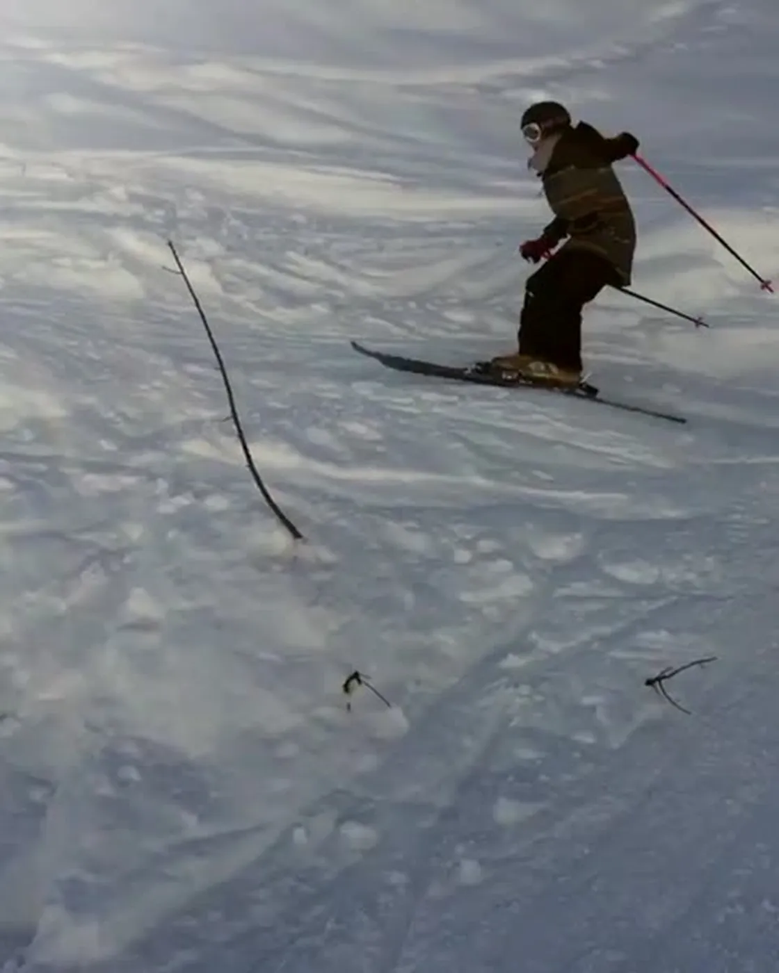 Skifahrer bei der Abfahrt auf der Piste