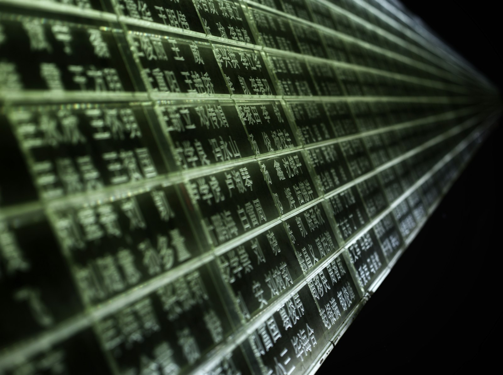 Bildschirm voller Datenreihen in Nahaufnahme