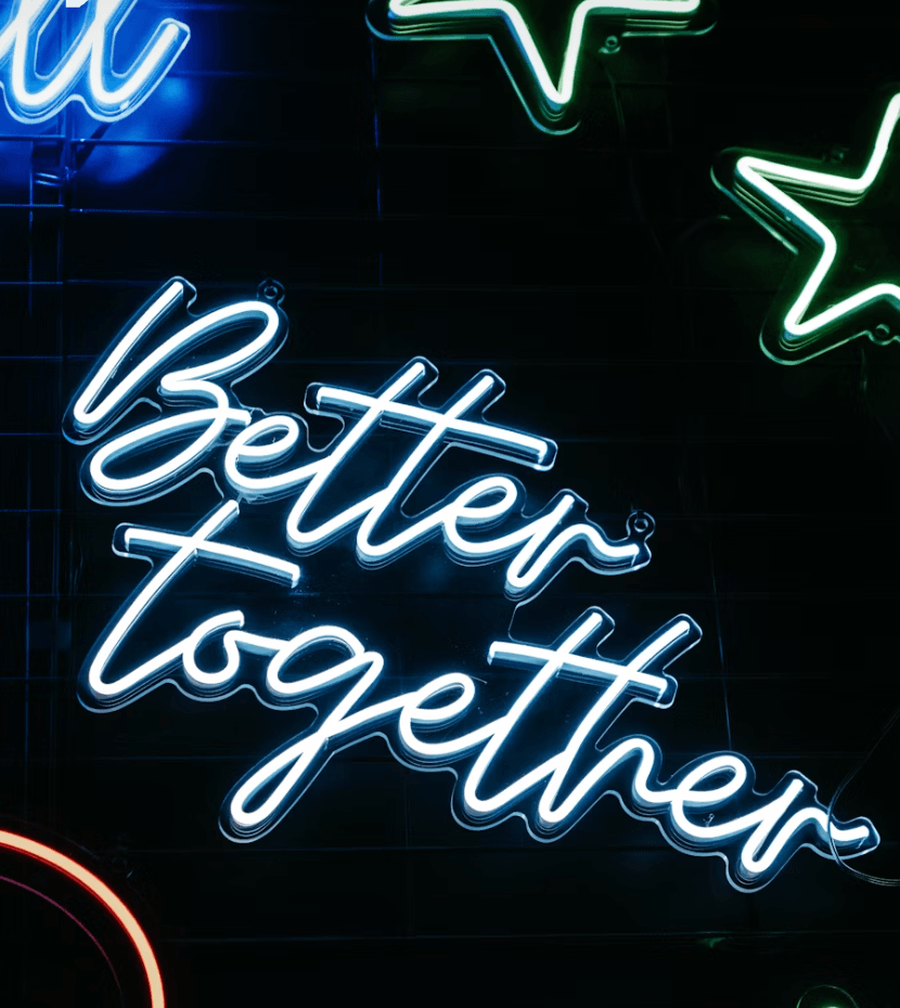 Neonschrift Better together mit bunten Sternen