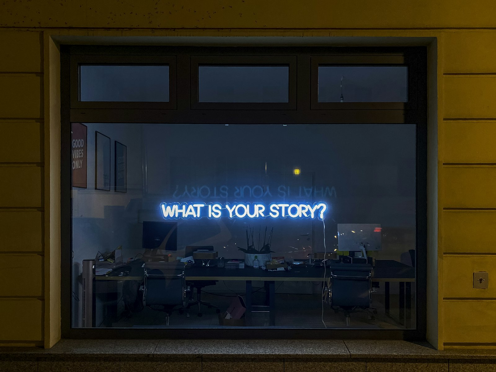 Leuchtschrift mit der Frage „What is your story?“