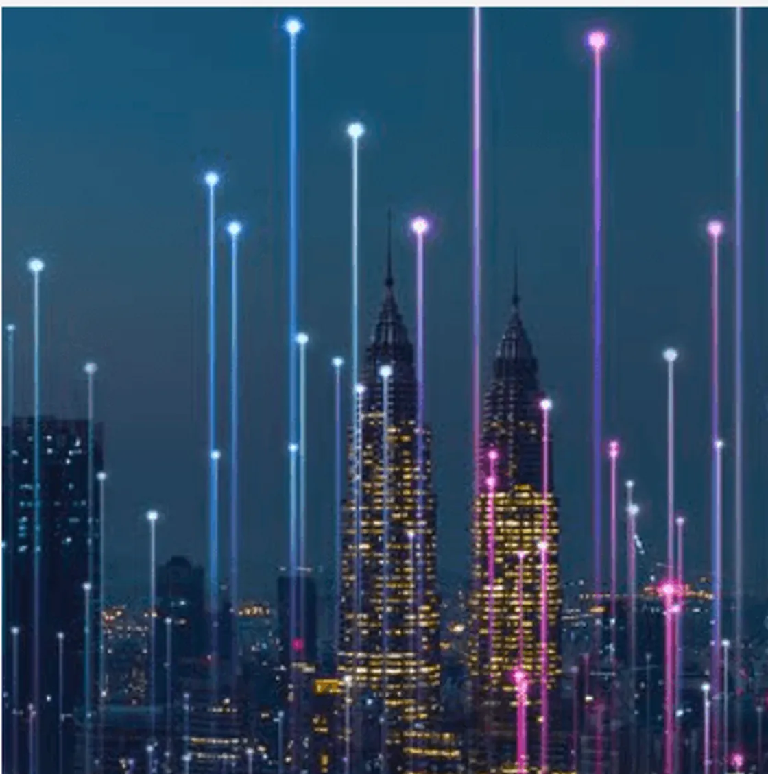 Futuristische nächtliche Skyline mit Neon-Datenströmen über Wolkenkratzern