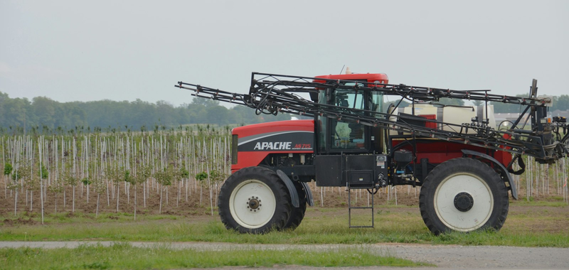 Rote Feldspritze für den Pflanzenschutz auf einem Acker