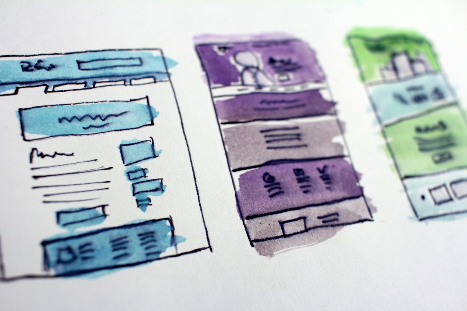 Aquarell-Skizzen von Website-Layouts