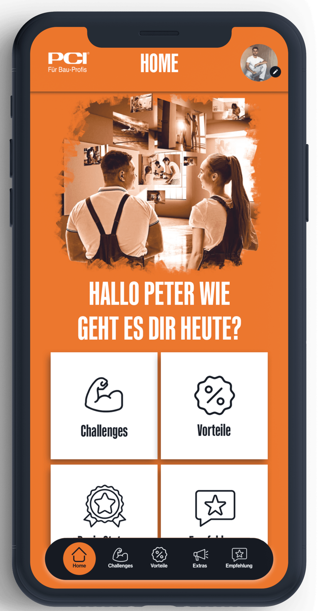 Oranger App-Startbildschirm mit persönlicher Begrüßung, Kacheln und Navigationsleiste