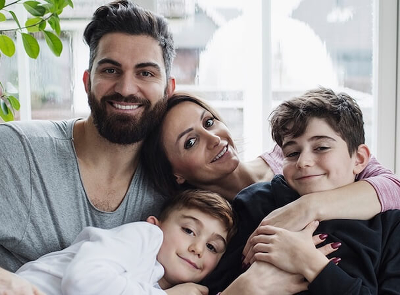Familie entspannt auf dem Sofa