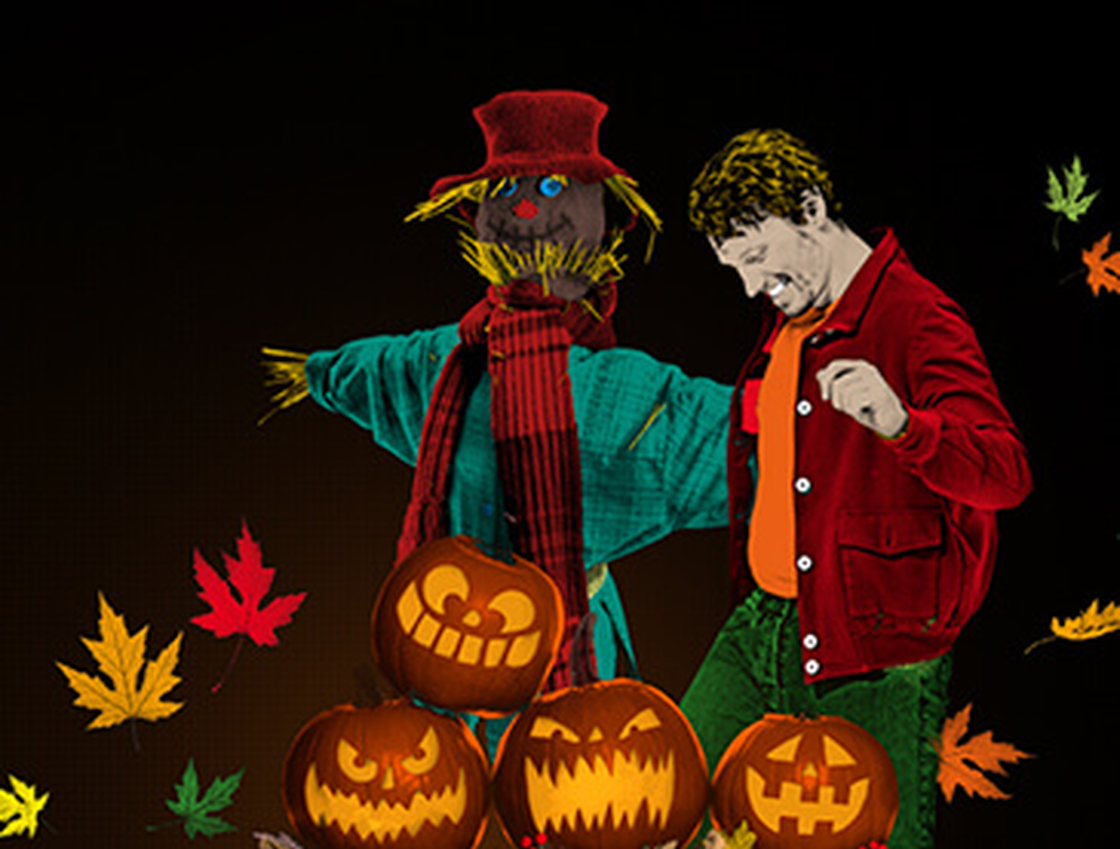 Halloween: tanzender Mann, Vogelscheuche und leuchtende Kürbisse