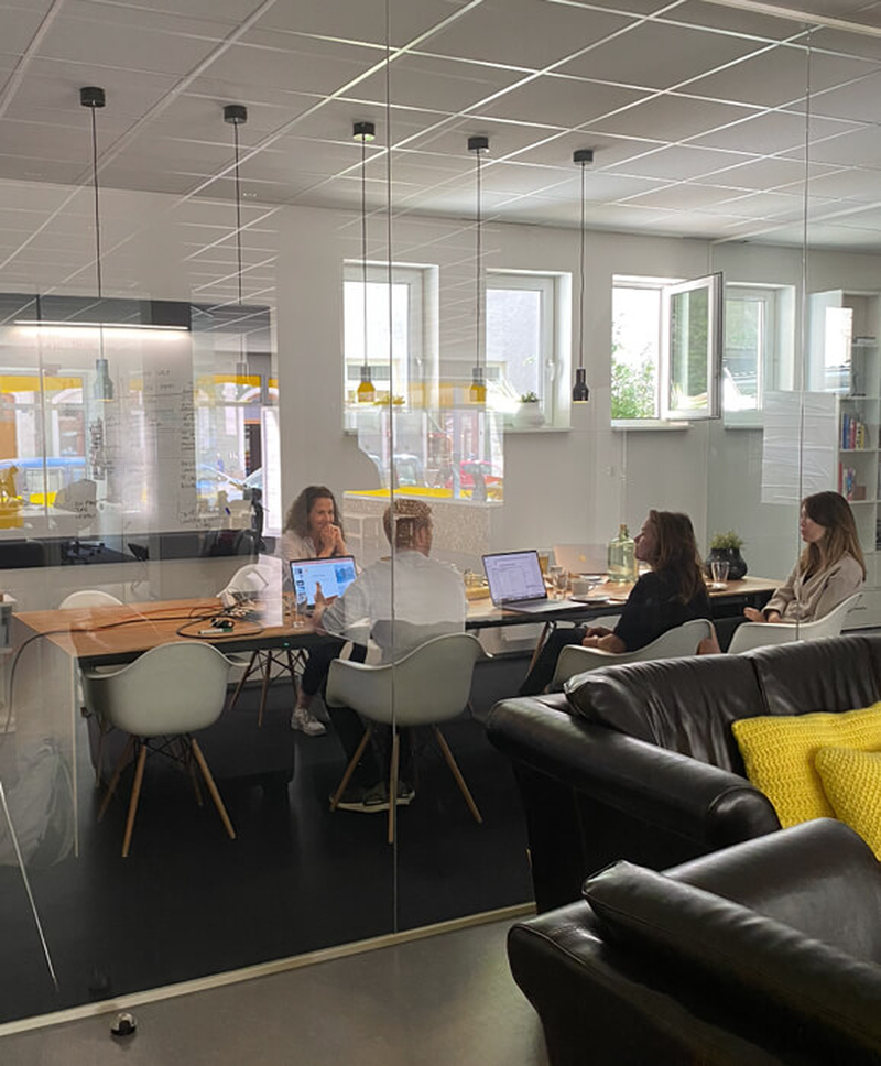 Workshop-Teilnehmende arbeiten an kreativen Projekten