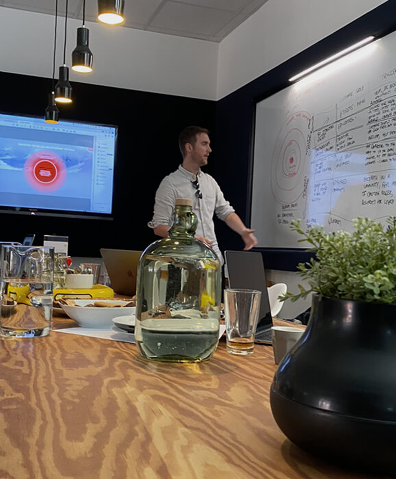 Workshop-Teilnehmende tauschen Ideen an Tischen aus