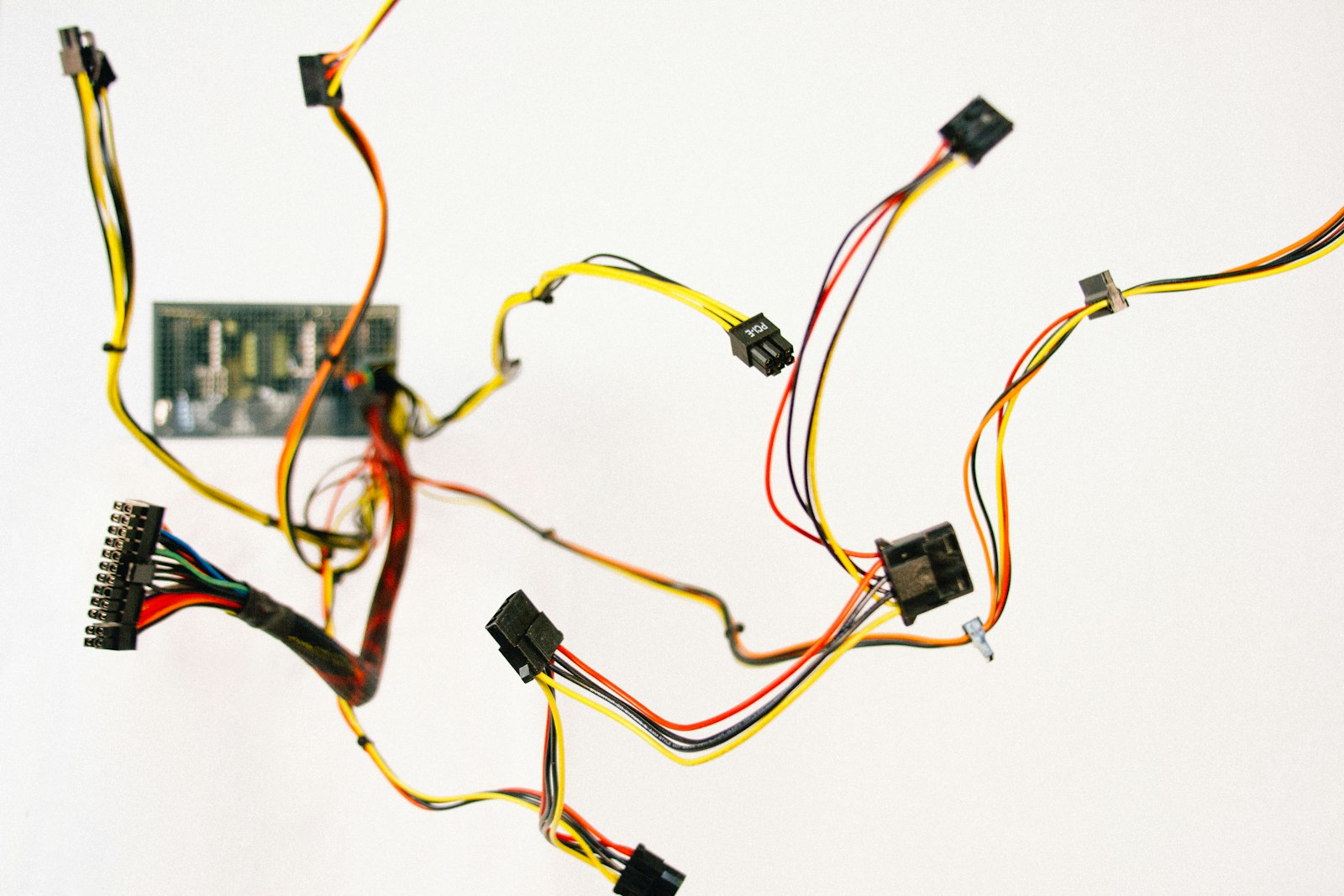 Lose verteilte Computerkabel ohne Verbindung