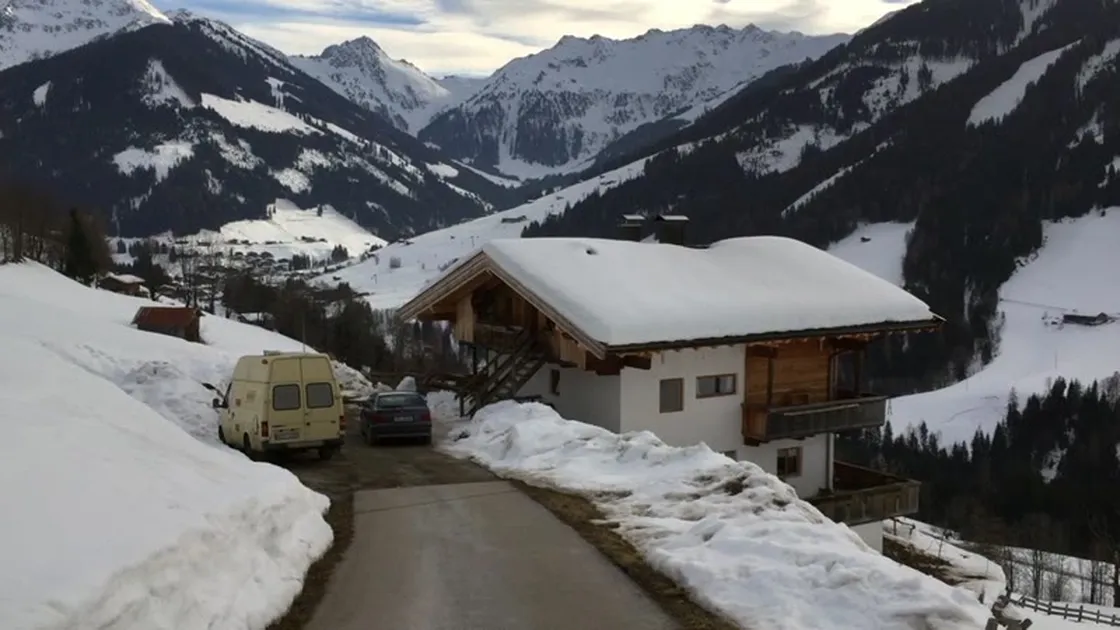 Verschneite Berghütte in Alpbach bei der Ankunft zum G&F-Offsite