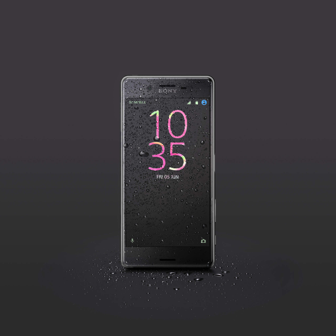 Wasserdichtes Smartphone mit Wassertropfen auf dem Display