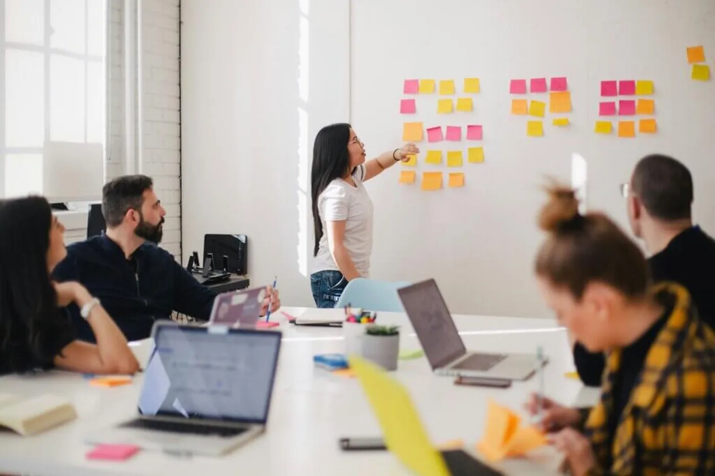 Team-Workshop mit bunten Haftnotizen an der Wand