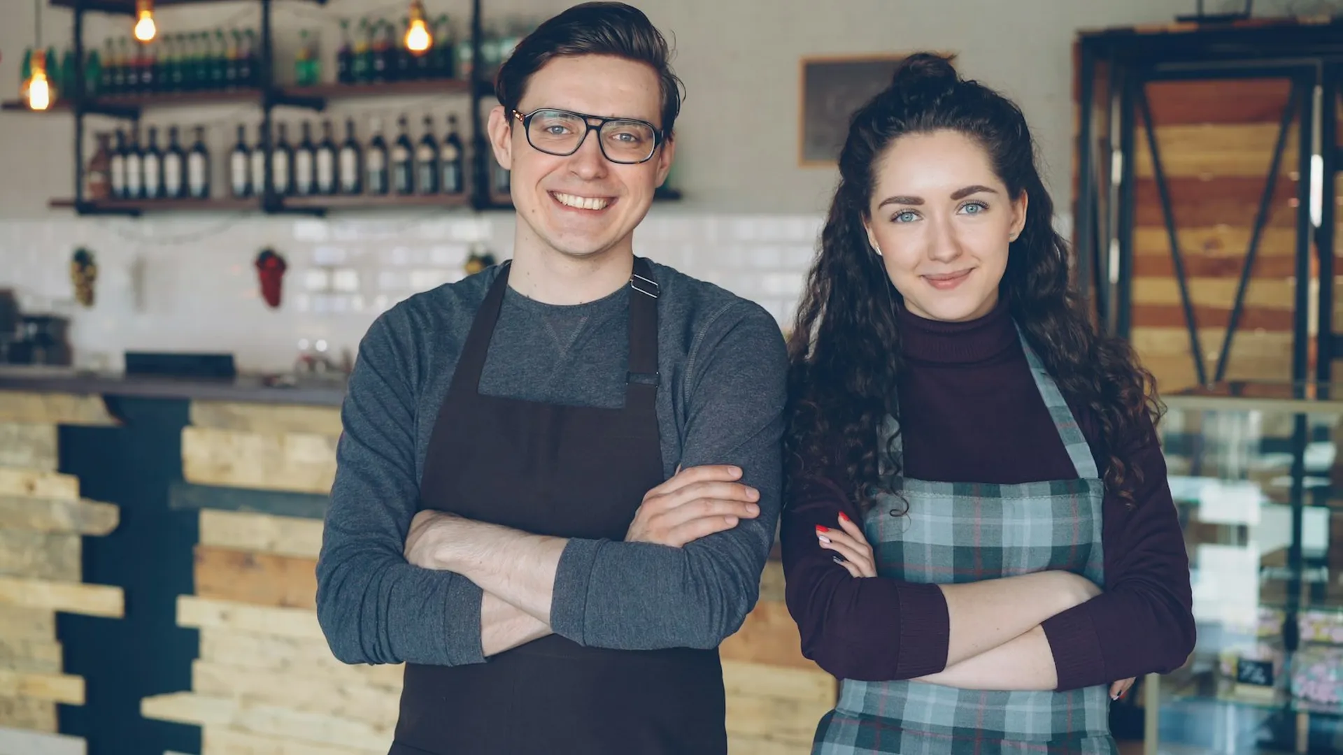 Zwei Café-Inhaber stehen gemeinsam in ihrem Laden