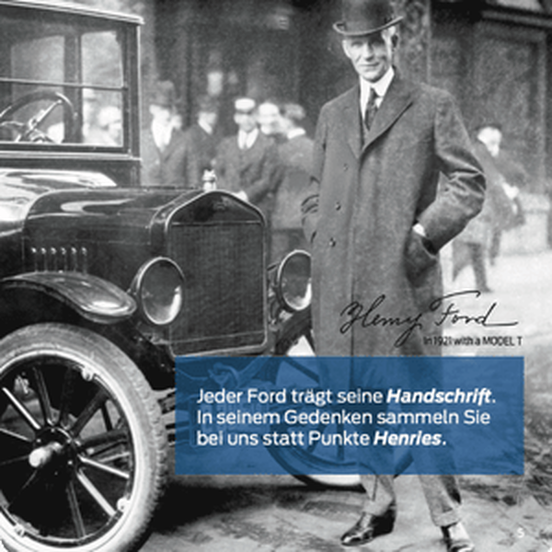 Historisches Foto: Oldtimer mit Autogramm neben Mann in Mantel