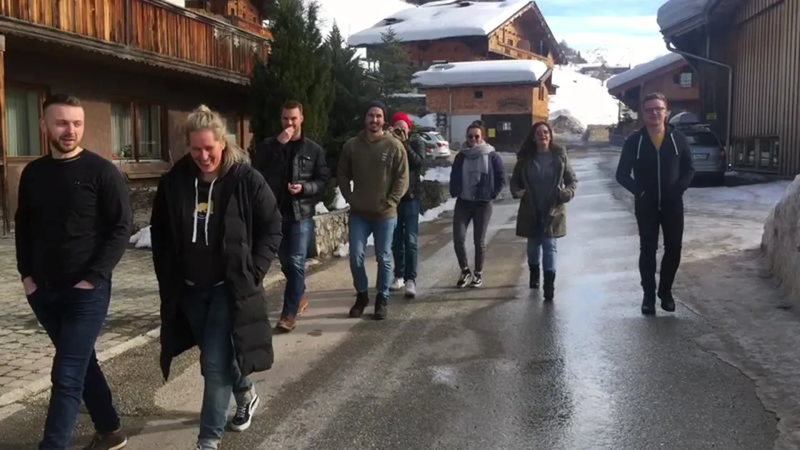 Das G&F-Team spaziert durch Alpbach